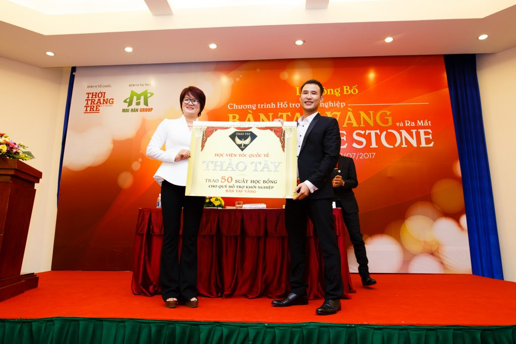 Đại diện Thảo Tây trao 50 suất học bổng cho "Chương trình hỗ trợ khởi nghiệp Bàn Tay Vàng"