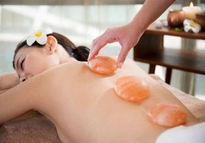 Xoa dịu đau thắt lưng hiệu quả với đá muối massage Himalaya