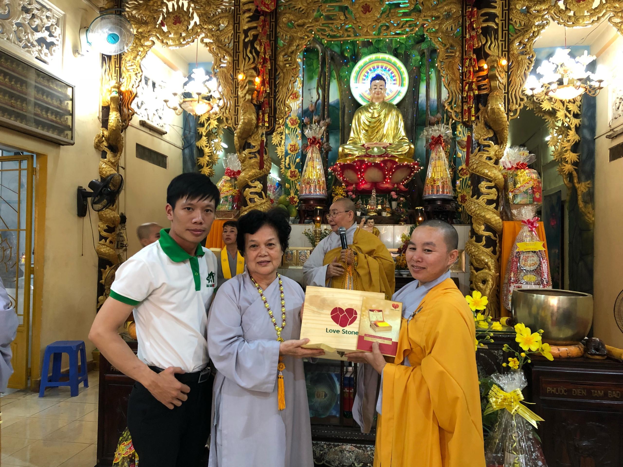 Love Stone “Trao sức khỏe – Gửi yêu thường” cùng chùa Hòa Quang trước thềm năm mới 2018