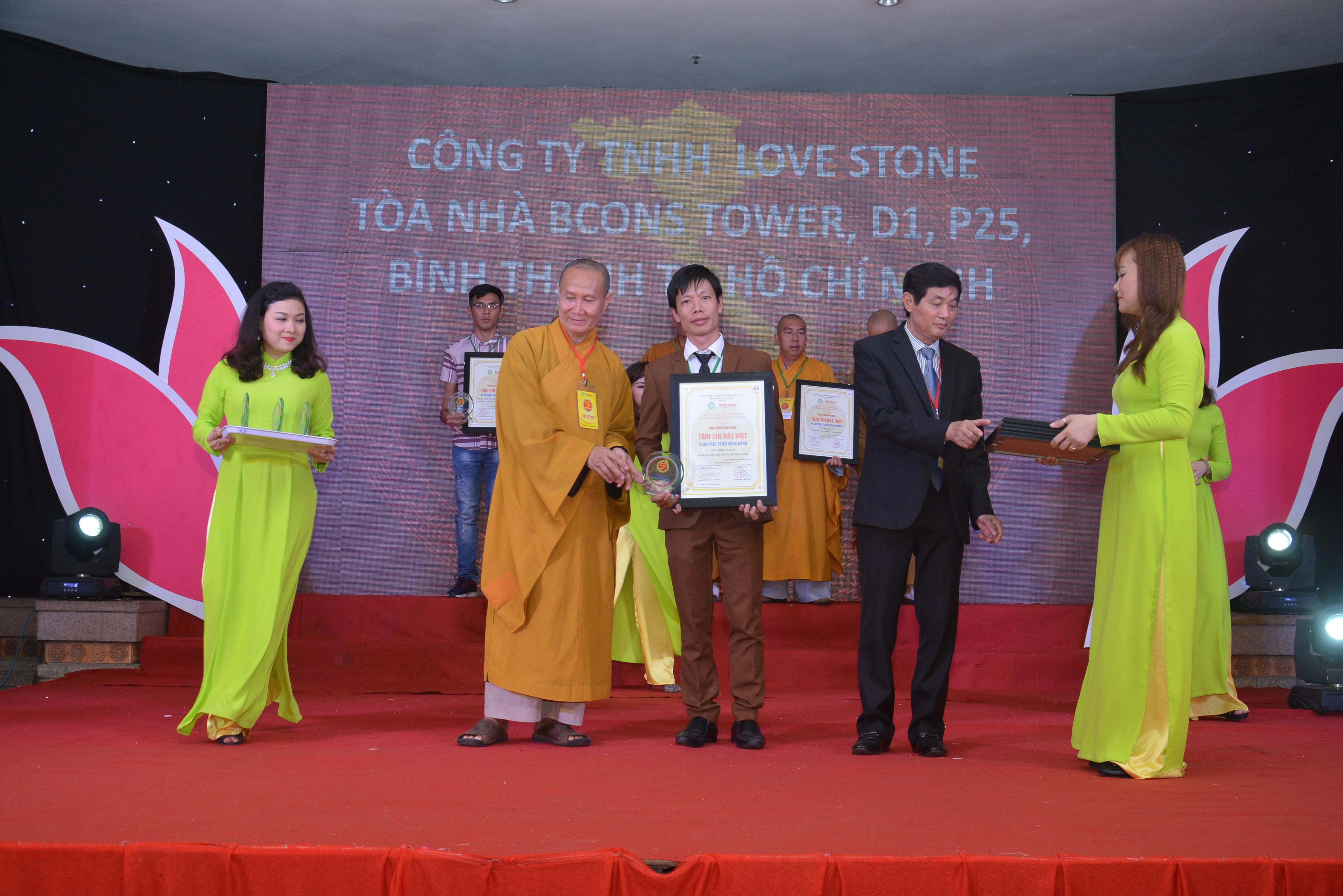 Love Stone Đồng Hành Cùng Chương trình “Tôn Vinh Tinh Hoa – Giữ Gìn Bản Sắc” và vinh danh Tâm Tài Đất Việt 2018